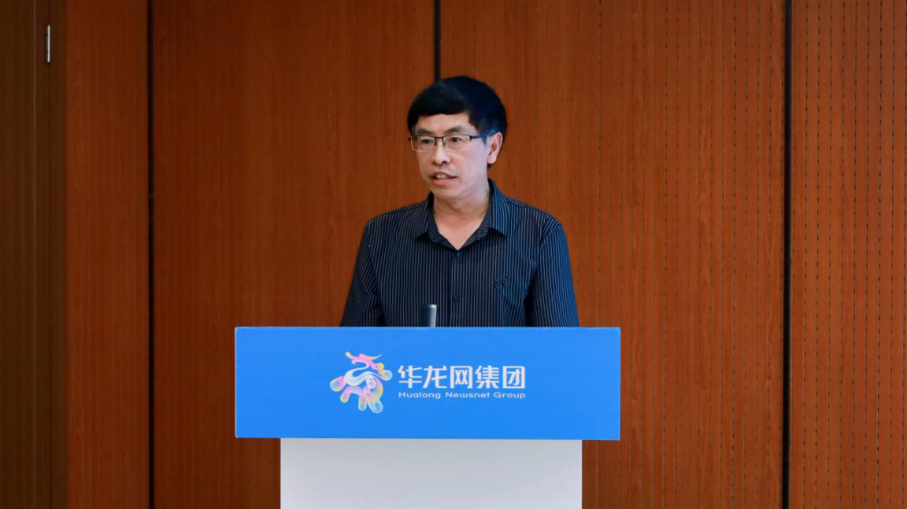 市乡村振兴服务协会常务副会长、秘书长刘廷军介绍“寻找重庆万名乡村振兴助力大使”活动情况。