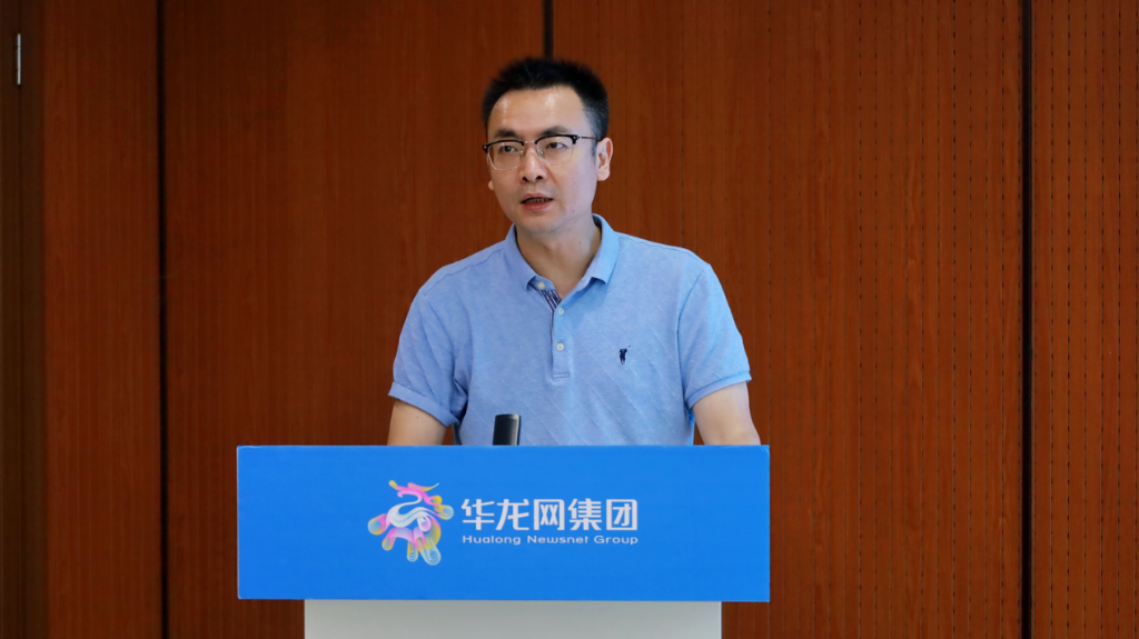 重庆华龙网集团总裁、总编辑周秋含致辞。